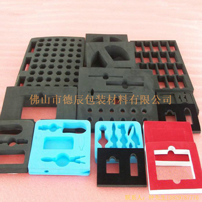 海綿包裝內托是一種全新的包裝內襯材料，其產(chǎn)品性能對比過去的紙質內襯。他的防潮性更好、減震性更強。產(chǎn)品本身也屬于環(huán)保材料擁有生物降解的特性，不會對地球環(huán)境造成二次損傷。目前在發(fā)達國家很多產(chǎn)品已從過去的紙質內襯向海綿包裝內襯邁進。